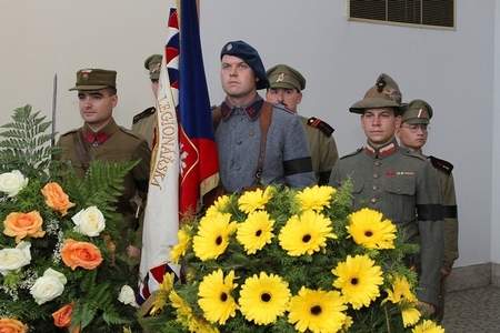 V odpoledních hodinách se uskutečnilo rozloučení rodiny a veřejnosti s armádním generálem v krematoriu v Praze -Strašnicích