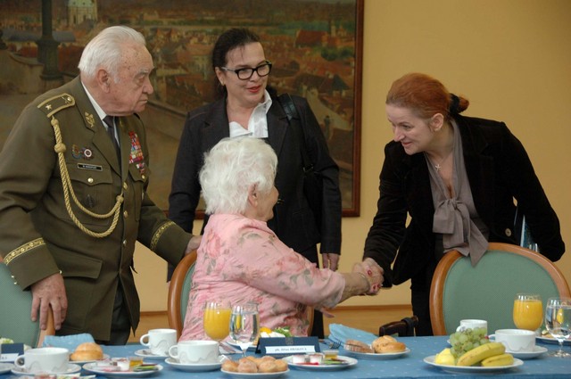 Snídaně s ministrem se zúčastnily také tři veteránky - poručice Naděžda Laubová, plukovnice Jiřina Jiráková (na snímku) a nadporučice Emílie Řepíková