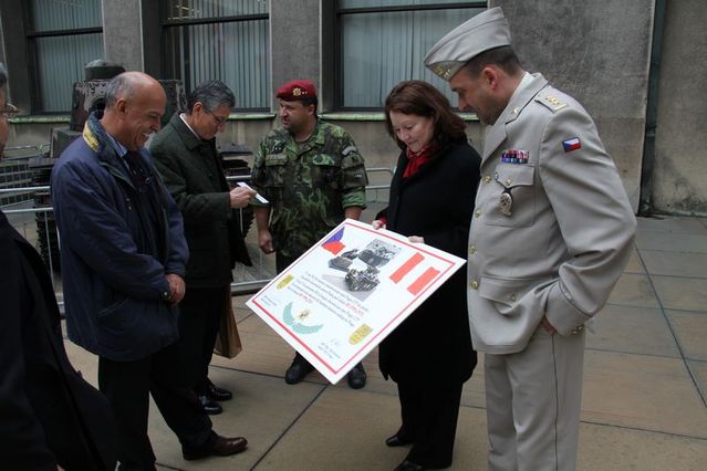 Z předávání desky na půdě Armádního muzea Žižkov, na jehož nádvoří je nyní tank LTP umístěn (2)