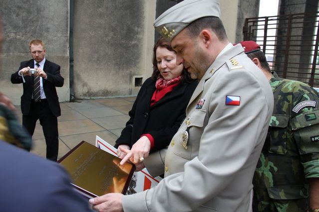 Z předávání desky na půdě Armádního muzea Žižkov, na jehož nádvoří je nyní tank LTP umístěn (3)