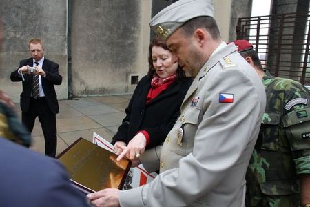 Z předávání desky na půdě Armádního muzea Žižkov, na jehož nádvoří je nyní tank LTP umístěn (3)