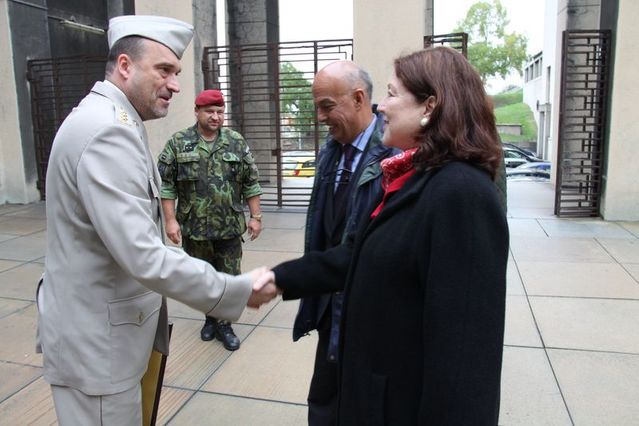 Z předávání desky na půdě Armádního muzea Žižkov, na jehož nádvoří je nyní tank LTP umístěn (6)