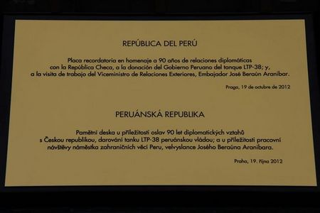 Z předávání desky na půdě Armádního muzea Žižkov, na jehož nádvoří je nyní tank LTP umístěn (7)