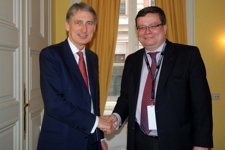 Ministři obrany České republiky Alexandr Vondra a Velké Británie Philip Hammond