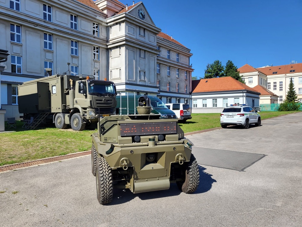 Poloautonomní vozidlo UGV, v pozadí SOM 6