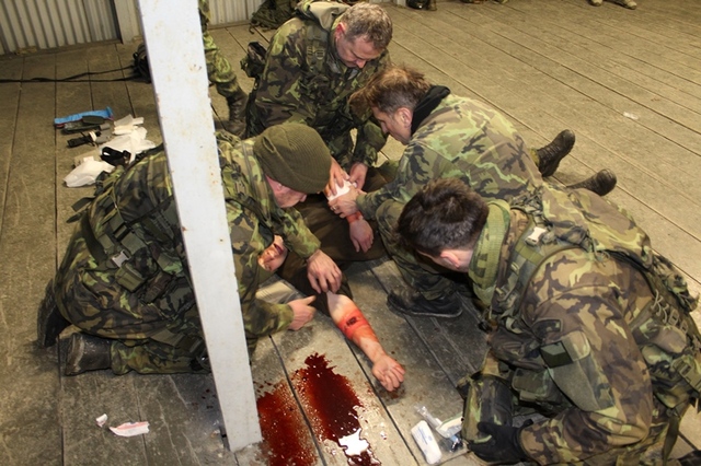 Součástí bojové hry bylo plnit úkoly také ze zdravotní přípravy