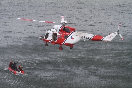 Záchranáři trénovali na Hracholuskách jeden z nejtěžších manévrů