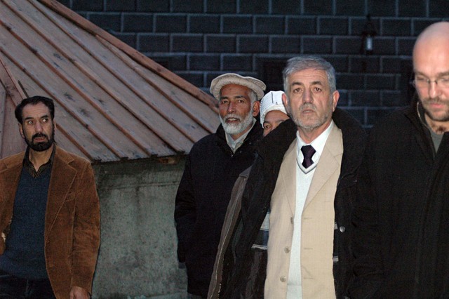 Soudce Norzai a další návštěvníci přicházejí do zámku