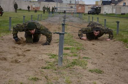 Výsadkářky porovnávaly své schopnosti na NATO dráze s muži