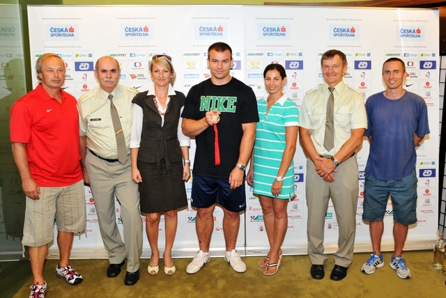 Společná fotka gratulantů s Lukášem Melichem a jeho trenérem Králem (první zleva)