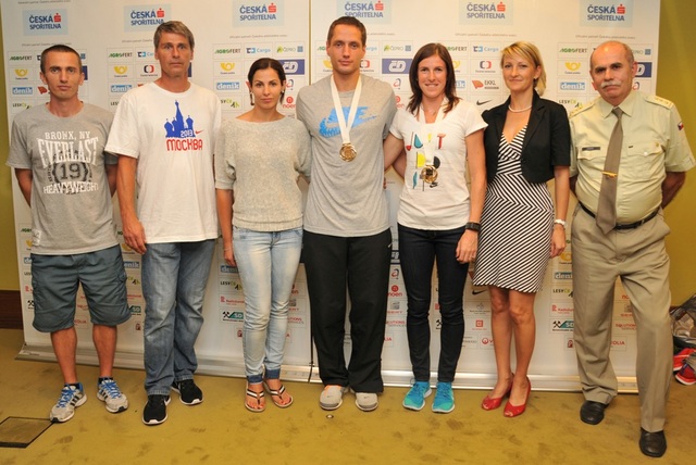 Společná fotka gratulantů s mistry světa