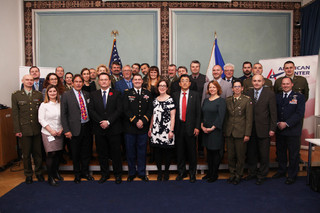 společná fotografie - účastníci kurzu, lektoři, představitelé ODC a Ministerstva obrany ČR