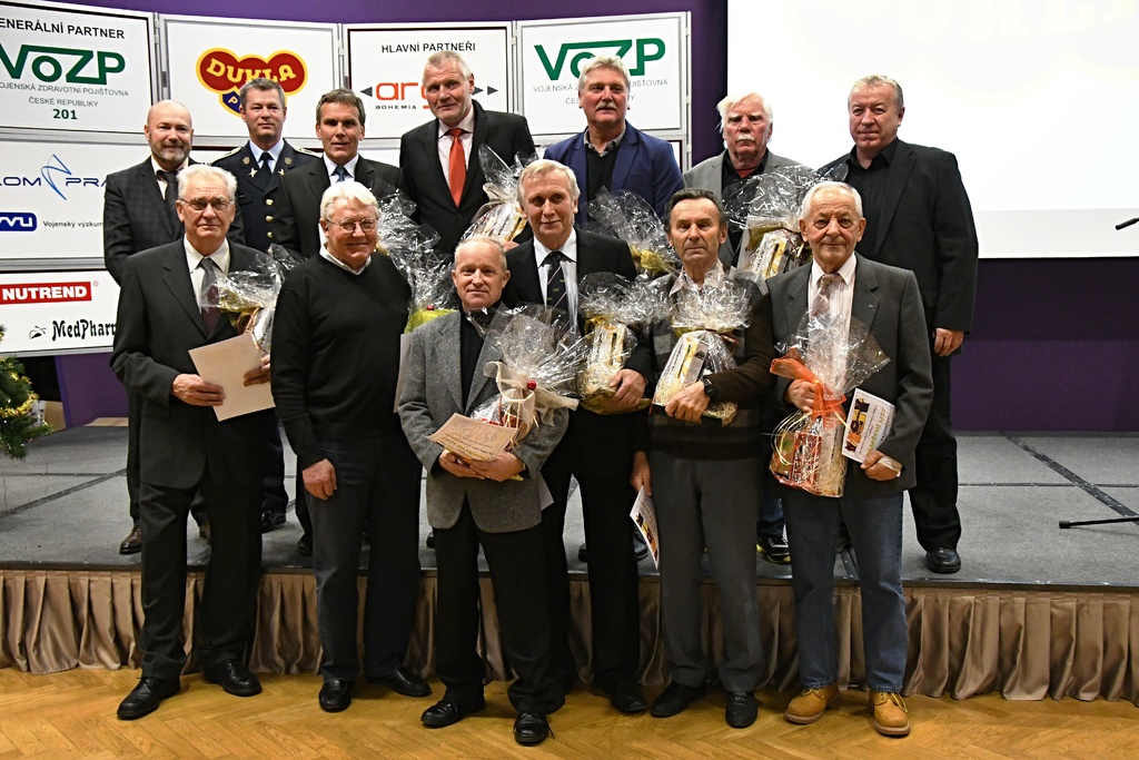 Společná fotografie  veslařů, kanoistů a plavců - jubilantů Dukly 2017