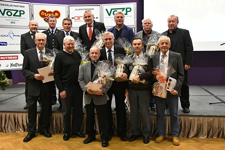 Společná fotografie  veslařů, kanoistů a plavců - jubilantů Dukly 2017