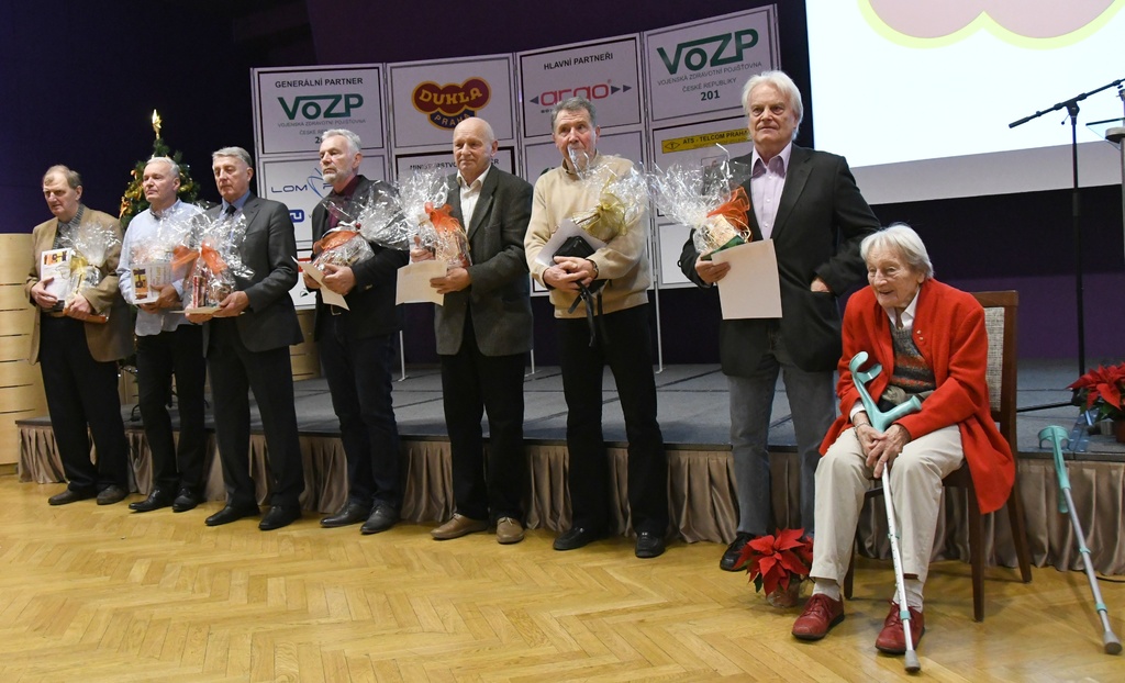 Společná fotografie atletů - jubilantů Dukly s nejstarší oslavenkyní Danou Zátopkovou