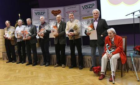 Společná fotografie atletů - jubilantů Dukly s nejstarší oslavenkyní Danou Zátopkovou