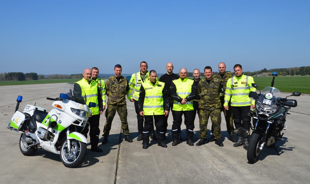 Společná fotografie českých a slovenských policistů
