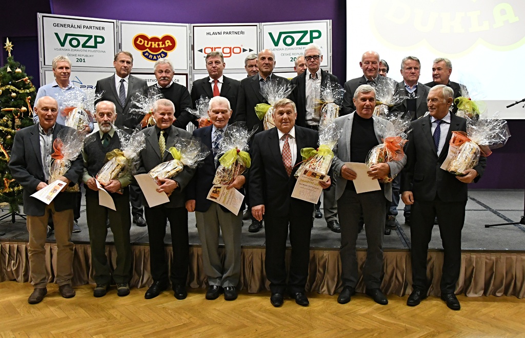 Společná fotografie cyklistů, motoristů a lyžařů - jubilantů Dukly 2017