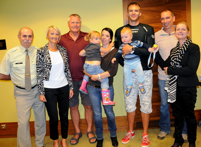 Společná fotografie gratulantů s rodinou Ondry Synka a jeho trenérem Dolečkem