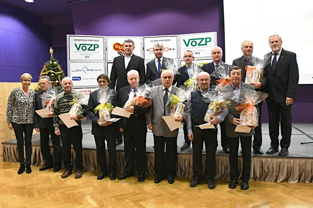 Společná fotografie jubilantů zaměstnanců ASC Dukla