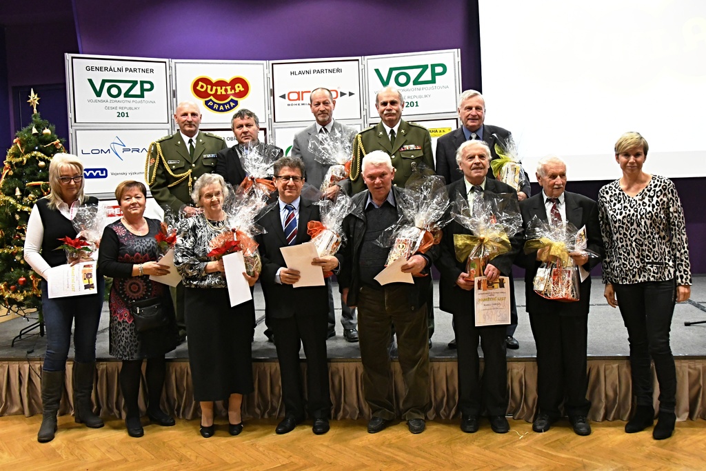 Společná fotografie jubilantů zaměstnanců ASC Dukla