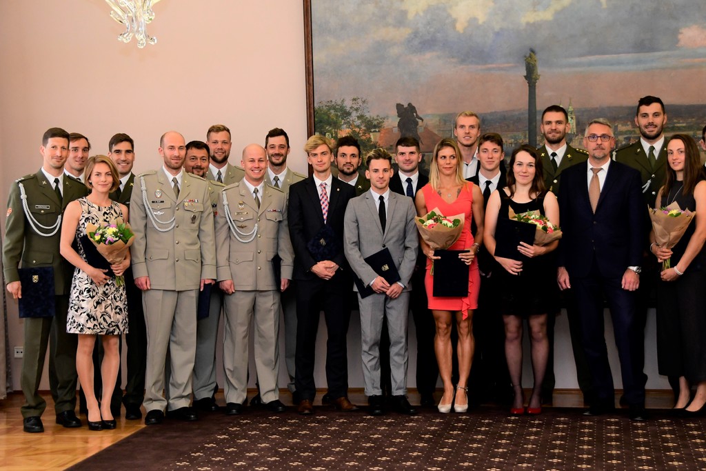 Společná fotografie ministra obrany s částí oceněných sportovců
