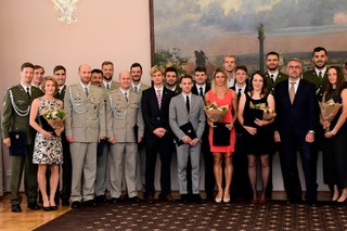 Společná fotografie ministra obrany s částí oceněných sportovců