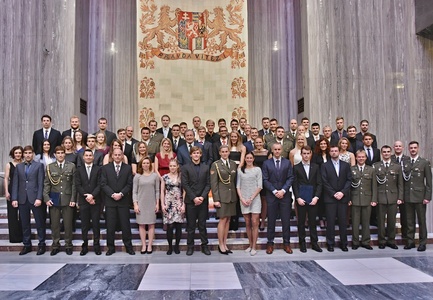 Společná fotografie ministra s medailisty světových a evropských šampionátů letní sezony 2017 z ASC Dukla