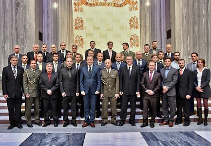 Společná fotografie ministra Stropnického s osobními trenéry a šéftrenéry armádní oddílů ASC Dukla