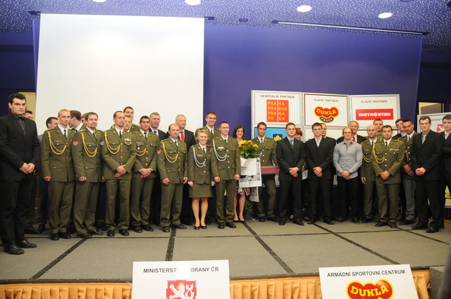Společná fotografie oceněných s ministrem obrany