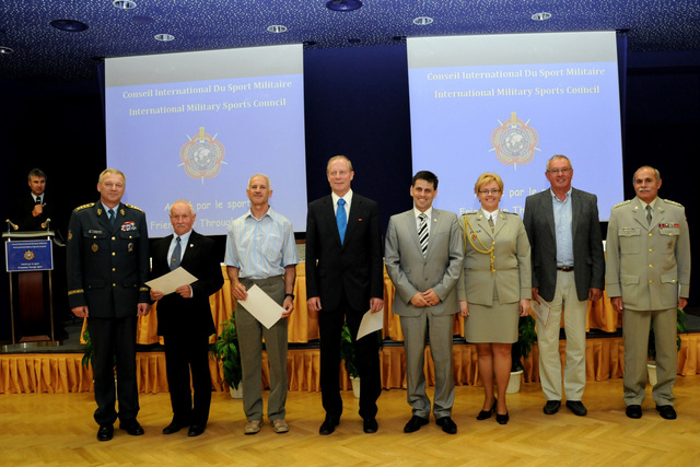 Společná fotografie současných a bývalých zástupců armády ČR v CISM