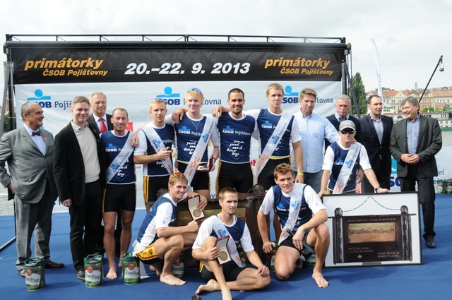 Společná fotografie vítězů Primátorek s gratulanty