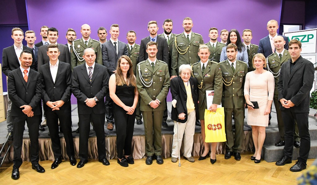 Společná fotografie vyhlašovaných sportovců ankety Arm. sportovec roku 2017