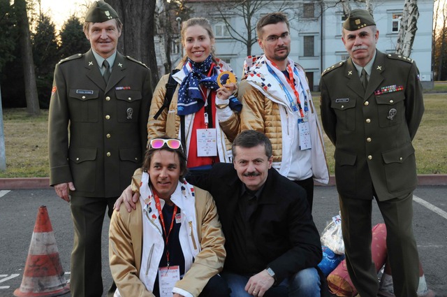Společná fotografie zlaté Evy Samkové s trenéry Jelínkem a Flejšarem a ředitelem pro sport pplk. Odvárkem, ředitelem Dukly plk. Priščákem a šéftrenérem Dukly Liberec Georgievem