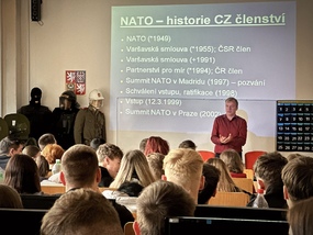 Spolupracujeme se zkušenými diplomaty z Ministerstva zahraničních věcí.