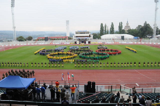 Sportovci na stadionu vytvořili olympijské kruhy.