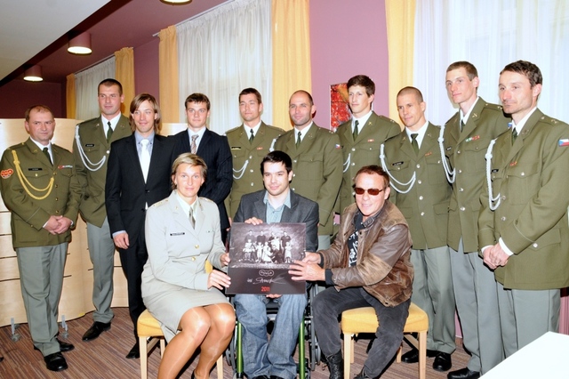 Sportovci z kalendáře Dukla 2011 spolu s autorem fotografií Janem Saudkem