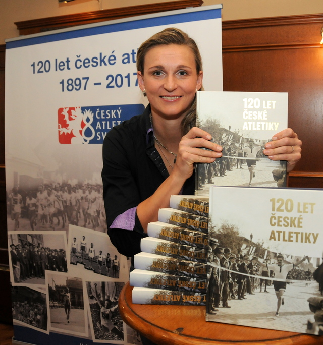 Oštěpařka Špotáková na křtu 120 let atletiky