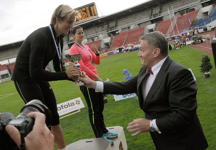 Špotákové medaili předával primátor hl. města Prahy Bohuslav Svoboda