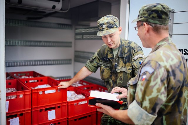 Správce skladu provientu čet. Ondřej Kaša u přejímky materiálu