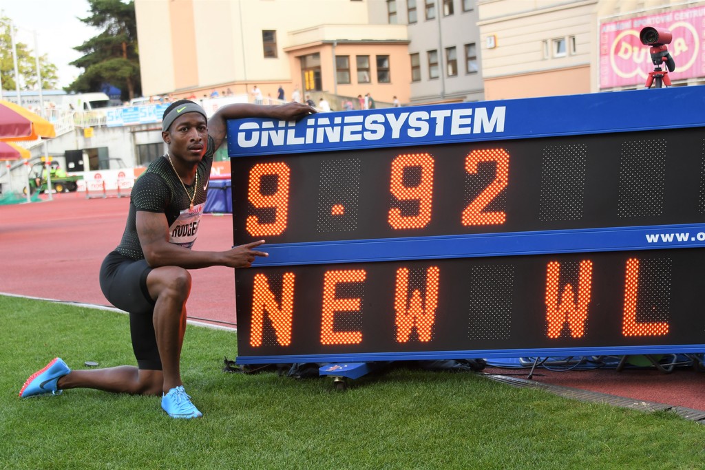 Sprinter Mike Rodgers na závěr programu zvítězil v běhu na 100 metrů nejlepším světovým časem
