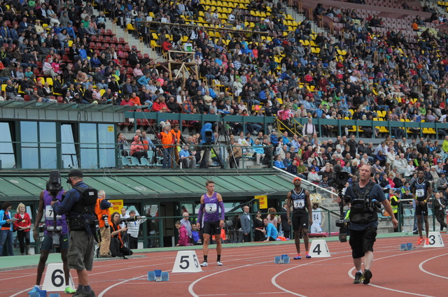 Stadion Juliska při MJO před startem běhu mužů s Pavlem Maslákem na 400 m