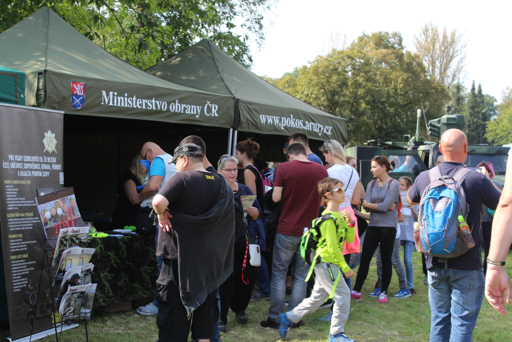Stánek Ministerstva obrany se soutěžermi POKOS je vždy obklopen spoutou návštěvníků