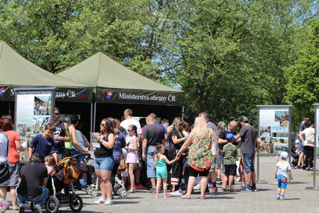 Stánek POKOS v obležení