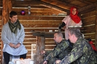 Starosta vesničky Turkman přijal zástupce vojáků ve svém domě