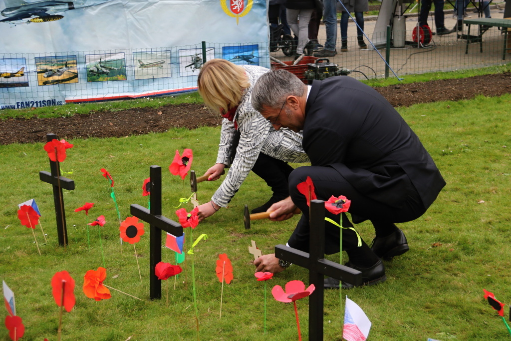 Starostka Jana Černochová a ministr Lubomír Metnar při symbolickém zatlučení křížů