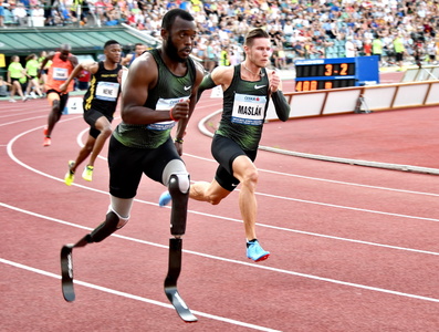 Start běhu na 400 m s Pavlem Maslákem a handicapovaným atletem běžícím s protézami
