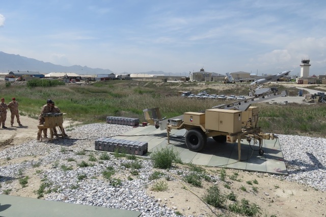 Start bezpilotního prostředku Scan Eagle na základně Bagrám