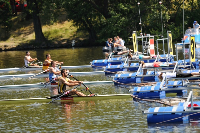 Start závodu skifařů