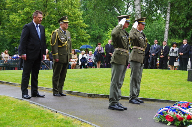 Státní tajemník MO Petr Vančura a generálmajor Jaromír Zůna